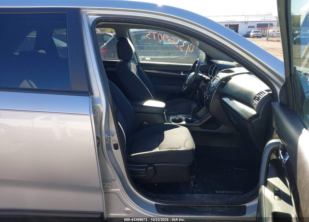 2011 KIA SORENTO VIN: 5XYKTCA10BG176701