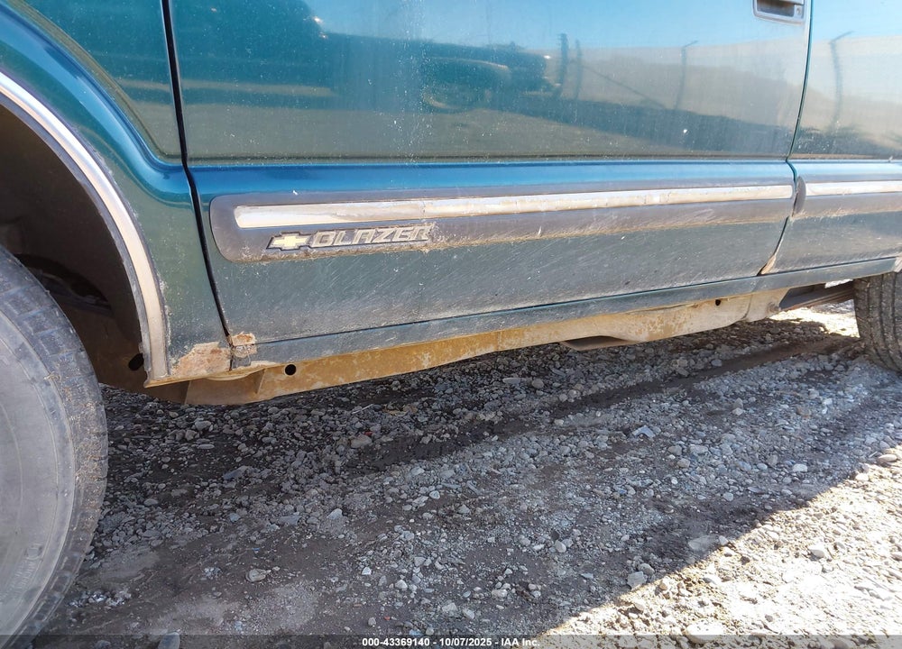 1998 CHEVROLET BLAZER LS VIN: 1GNDT13W2WK175224