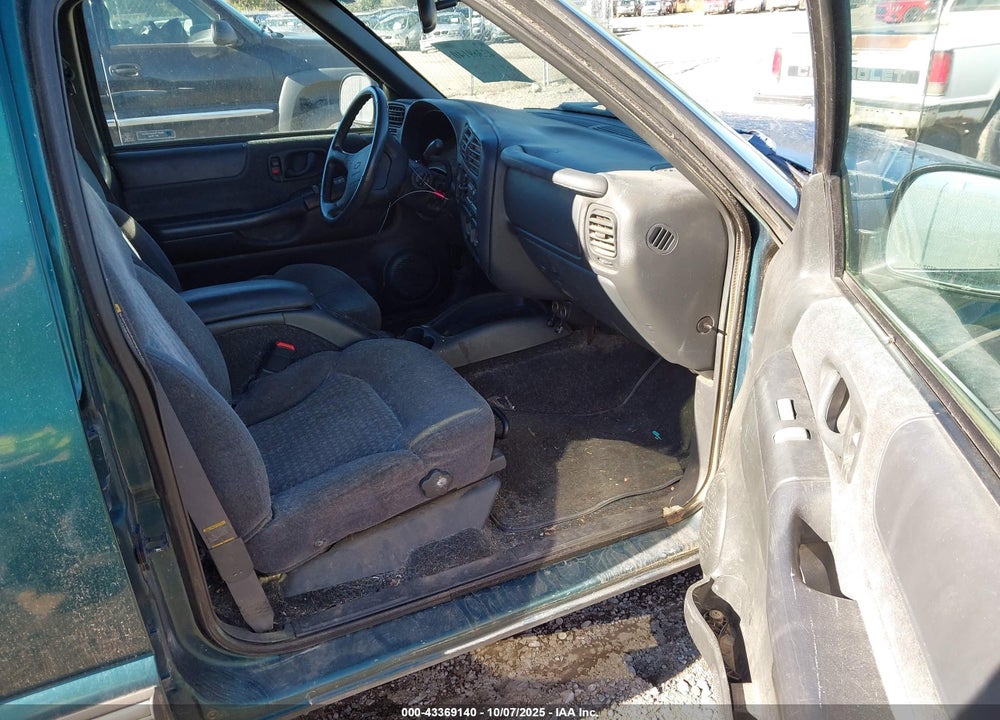 1998 CHEVROLET BLAZER LS VIN: 1GNDT13W2WK175224
