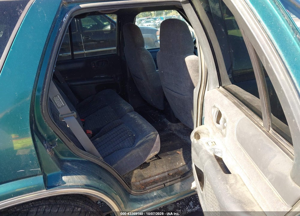1998 CHEVROLET BLAZER LS VIN: 1GNDT13W2WK175224