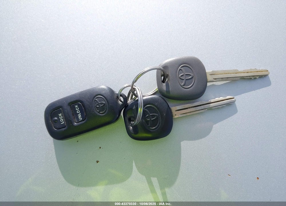 2005 TOYOTA COROLLA LE VIN: 1NXBR32E55Z421099