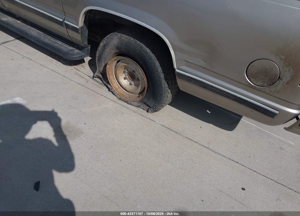 1998 CHEVROLET SUBURBAN VIN: 3GNEC16R8WG102442