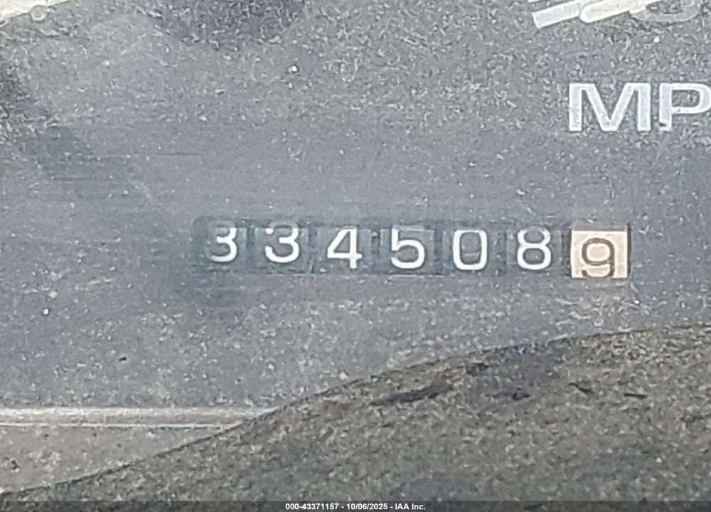 1998 CHEVROLET SUBURBAN VIN: 3GNEC16R8WG102442