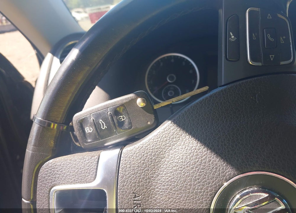 2014 VOLKSWAGEN TIGUAN VIN: WVGBV3AX8EW573932