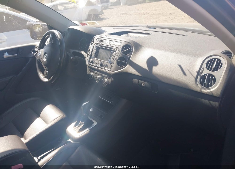 2014 VOLKSWAGEN TIGUAN VIN: WVGBV3AX8EW573932