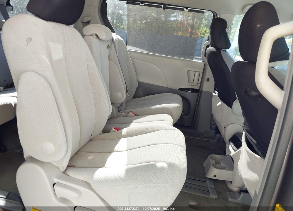 2011 TOYOTA SIENNA LE V6 VIN: 5TDKK3DCXBS125502