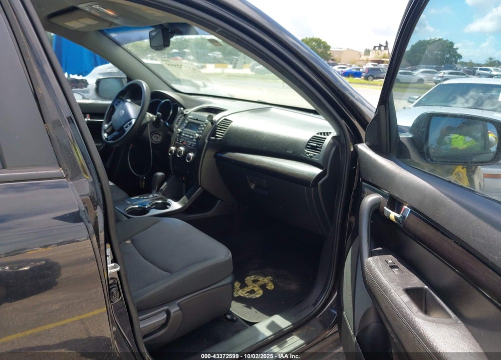 2011 KIA SORENTO VIN: 5XYKT4A12BG093485
