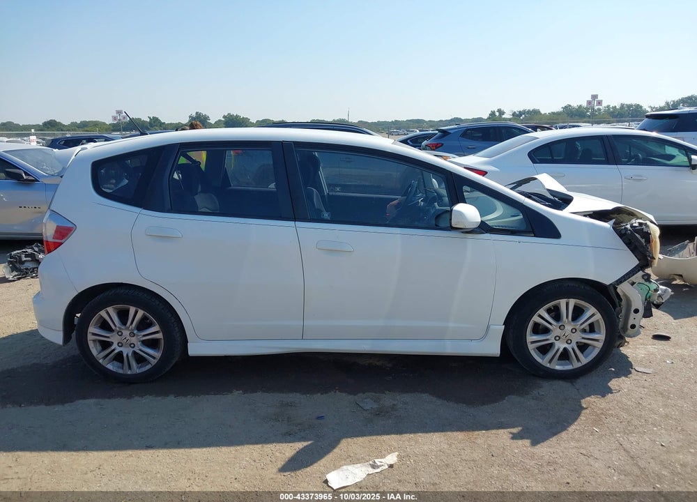 2011 HONDA FIT SPORT VIN: JHMGE8H54BC002025
