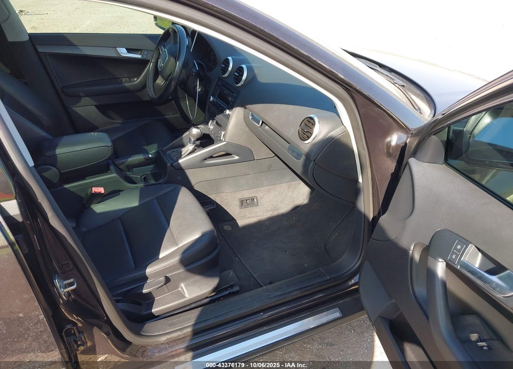 2013 AUDI A3 2.0T PREMIUM VIN: WAUBEAFM1DA002962
