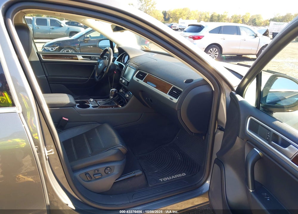 2016 VOLKSWAGEN TOUAREG VIN: WVGEF9BP5GD001470