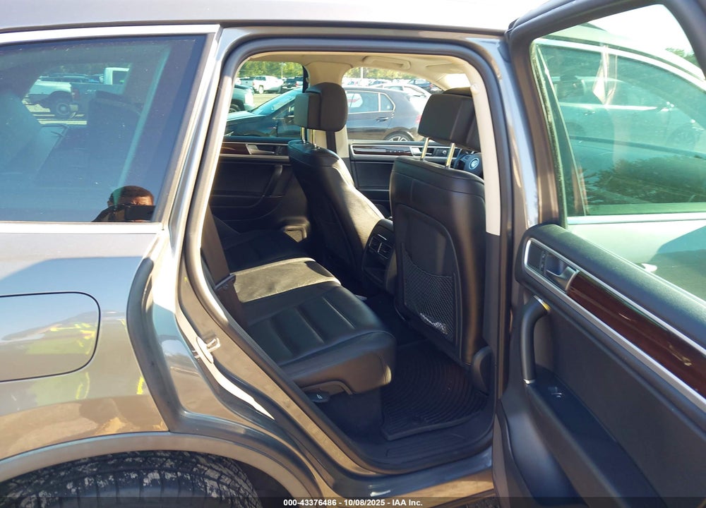 2016 VOLKSWAGEN TOUAREG VIN: WVGEF9BP5GD001470
