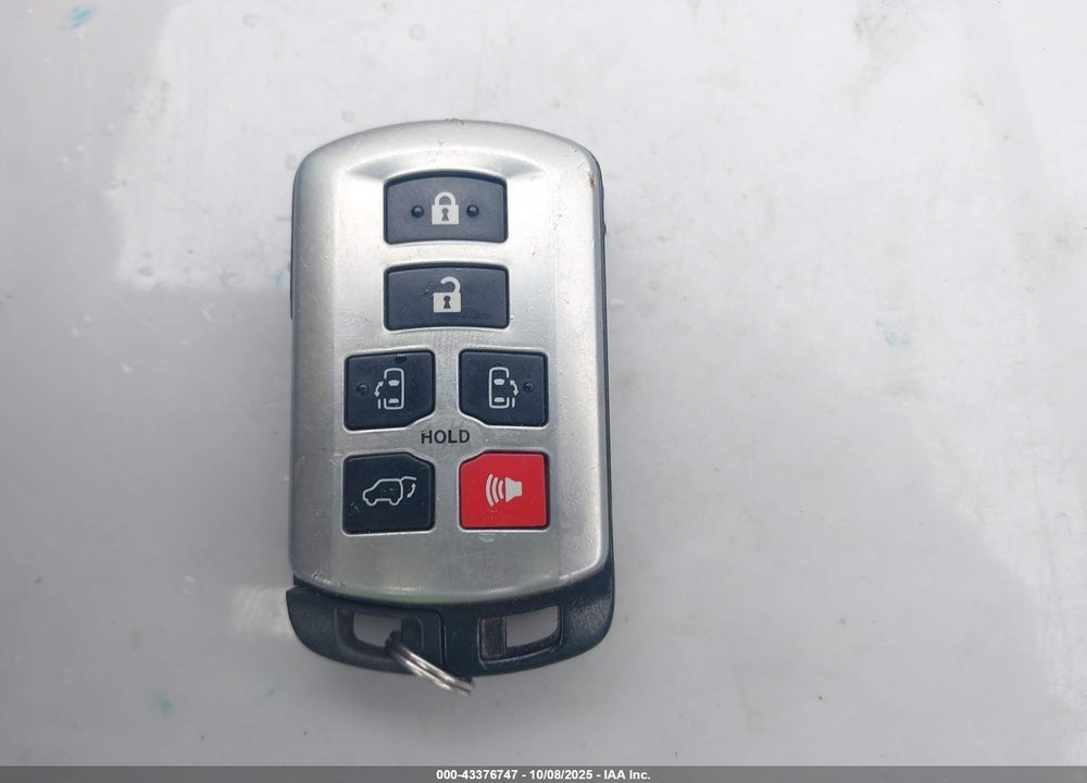 2013 TOYOTA SIENNA XLE V6 8 PASSENGER VIN: 5TDYK3DC1DS386143