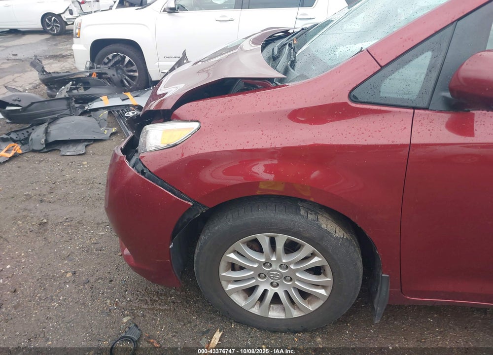 2013 TOYOTA SIENNA XLE V6 8 PASSENGER VIN: 5TDYK3DC1DS386143