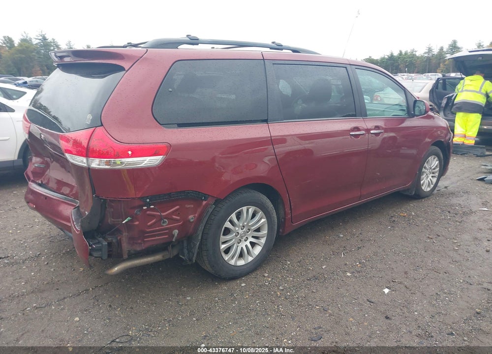 2013 TOYOTA SIENNA XLE V6 8 PASSENGER VIN: 5TDYK3DC1DS386143