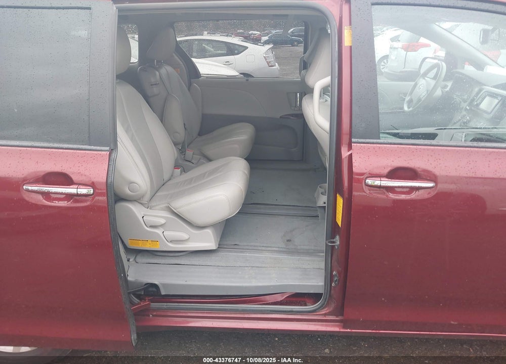 2013 TOYOTA SIENNA XLE V6 8 PASSENGER VIN: 5TDYK3DC1DS386143
