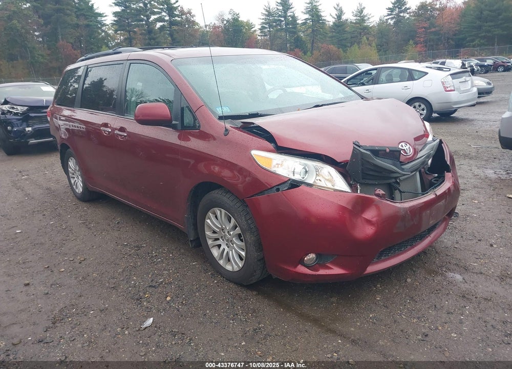 2013 TOYOTA SIENNA XLE V6 8 PASSENGER VIN: 5TDYK3DC1DS386143