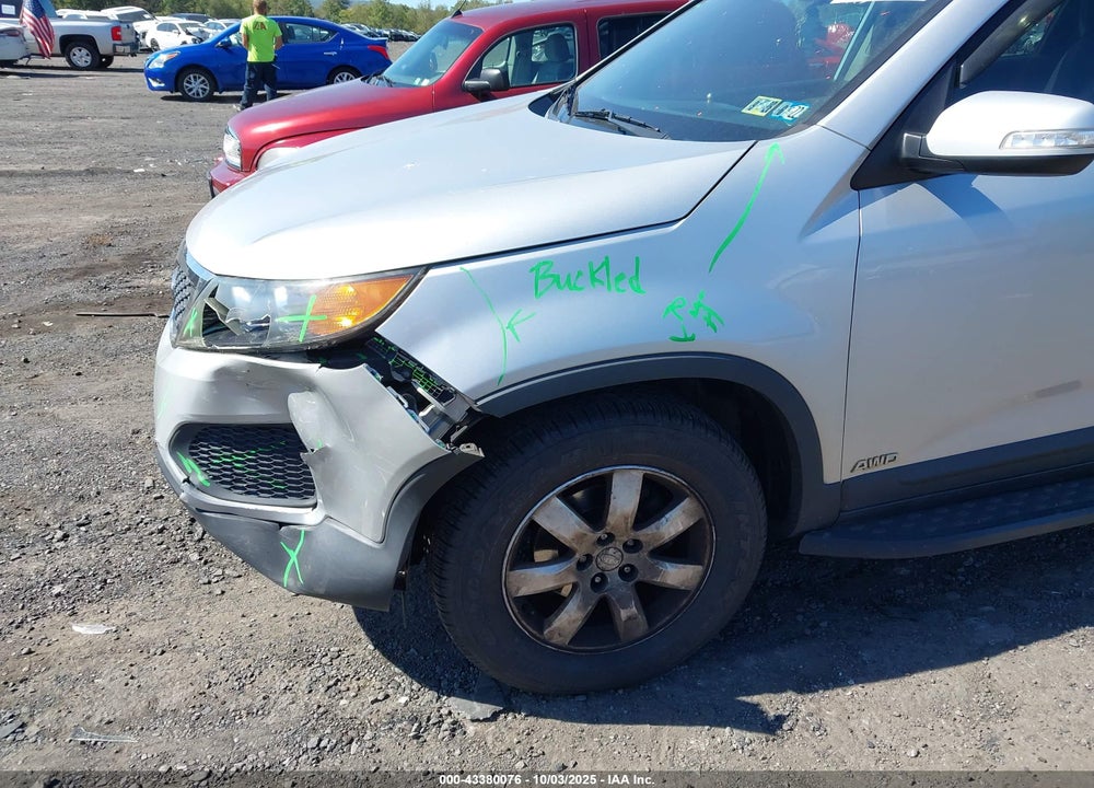 2011 KIA SORENTO LX V6 VIN: 5XYKTDA2XBG169589