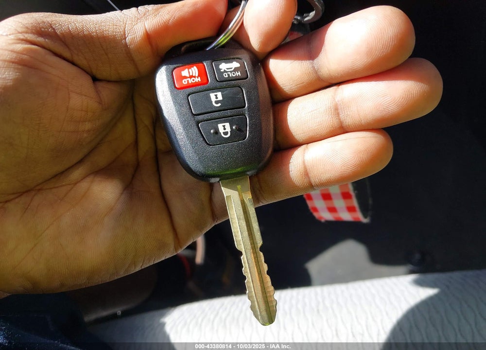 2019 TOYOTA COROLLA LE VIN: 5YFBURHE3KP865975