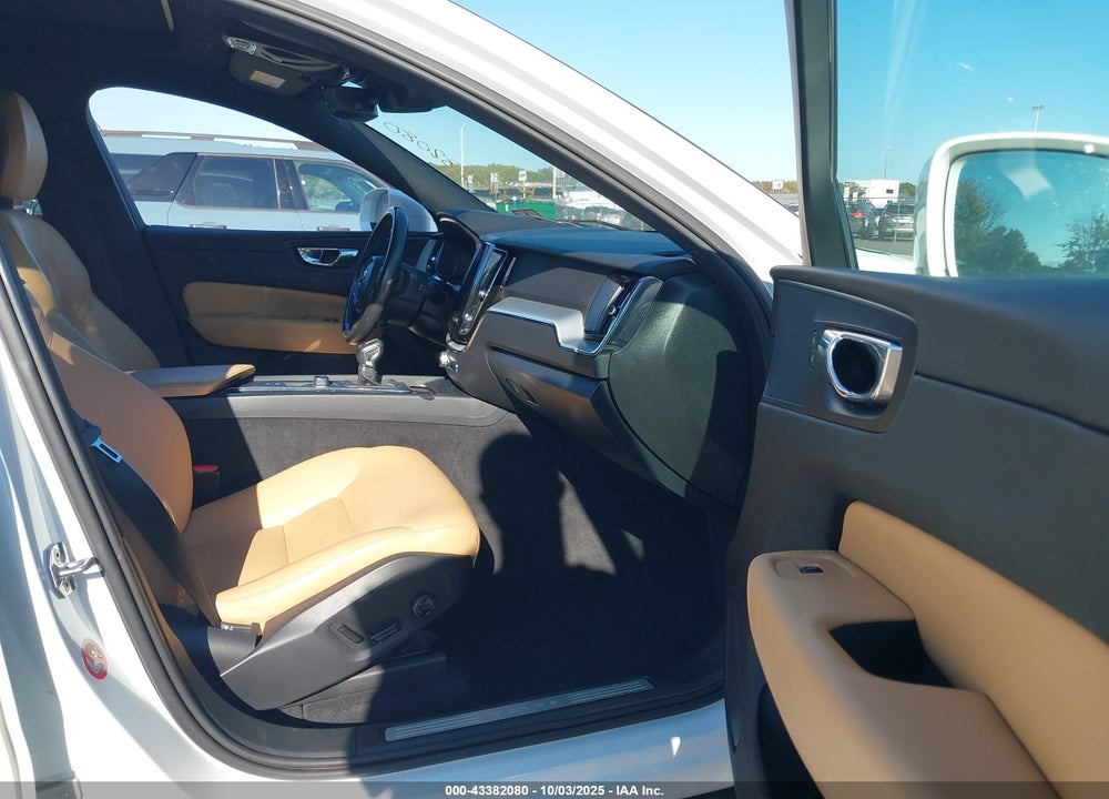 2018 VOLVO XC60 VIN: YV4102RK4J1019616