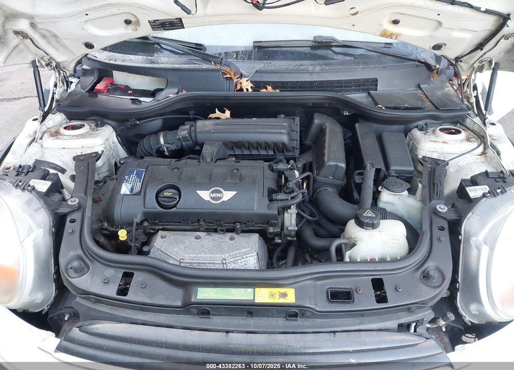 2011 MINI COOPER VIN: WMWSU3C57BT091305