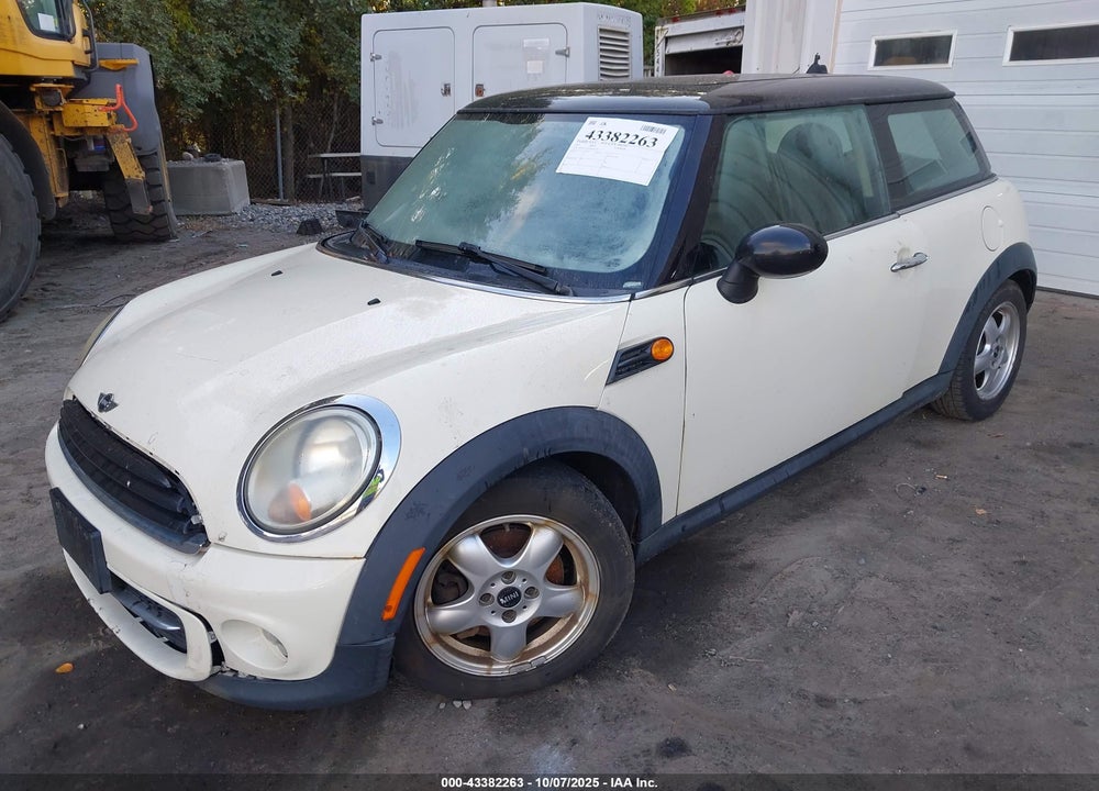 2011 MINI COOPER VIN: WMWSU3C57BT091305