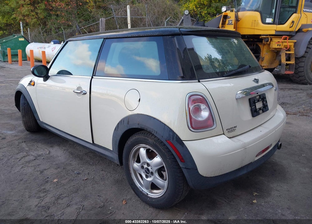 2011 MINI COOPER VIN: WMWSU3C57BT091305