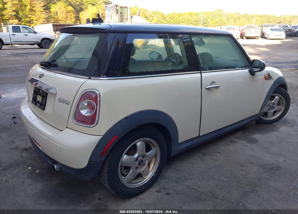 2011 MINI COOPER VIN: WMWSU3C57BT091305