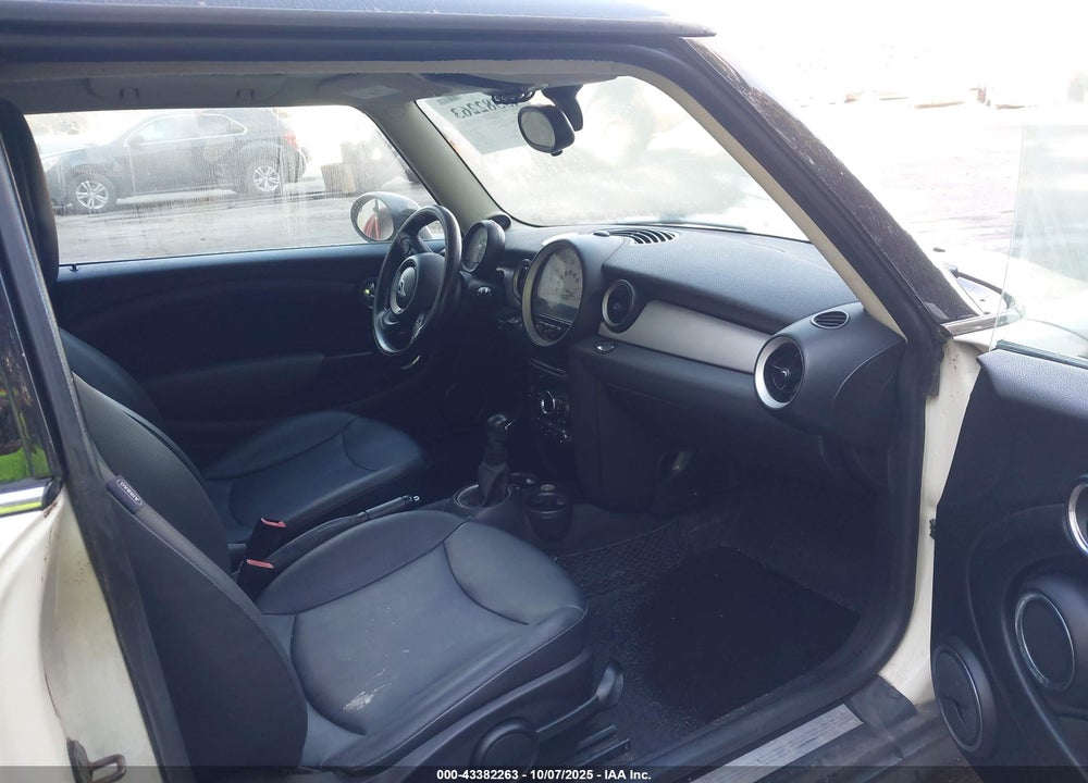 2011 MINI COOPER VIN: WMWSU3C57BT091305