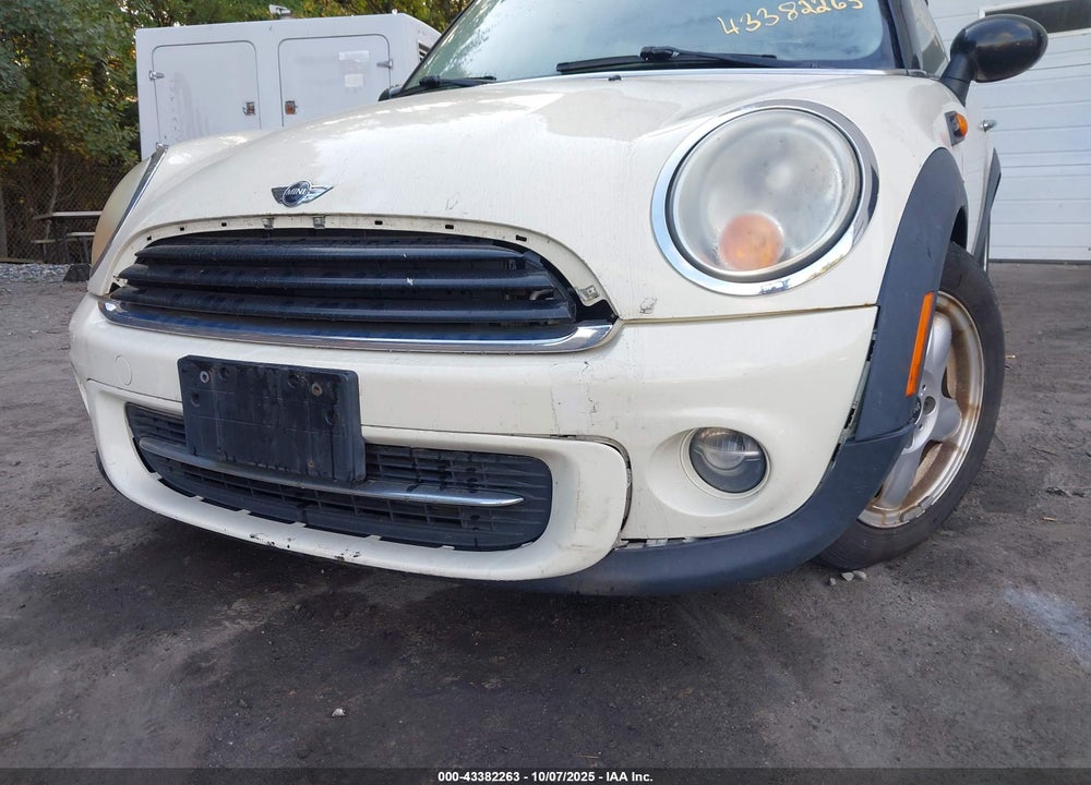 2011 MINI COOPER VIN: WMWSU3C57BT091305