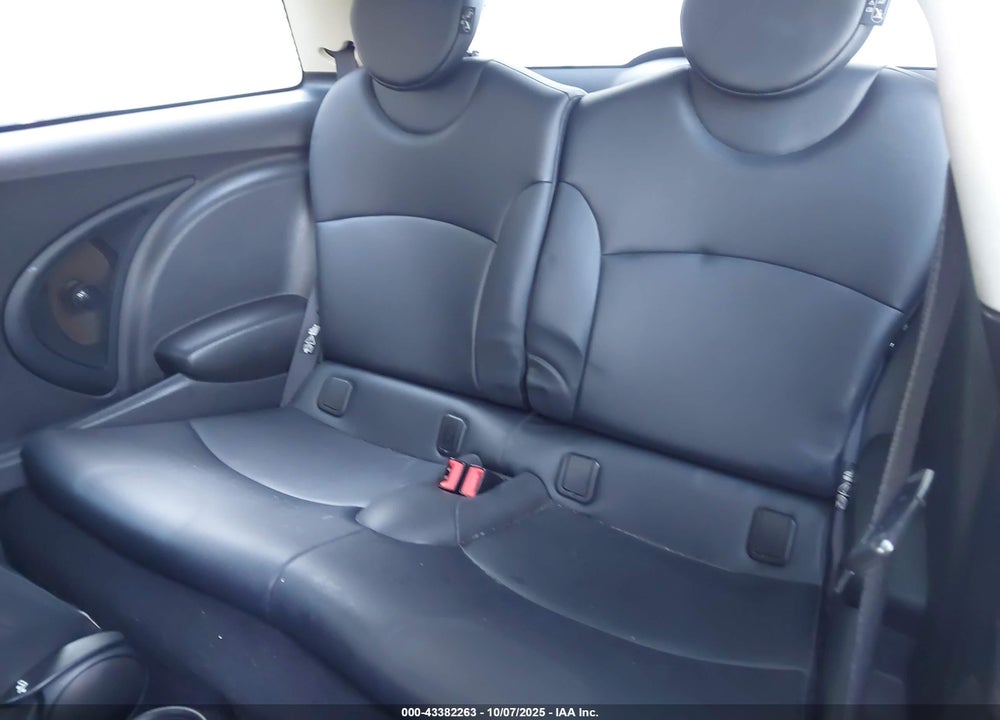 2011 MINI COOPER VIN: WMWSU3C57BT091305
