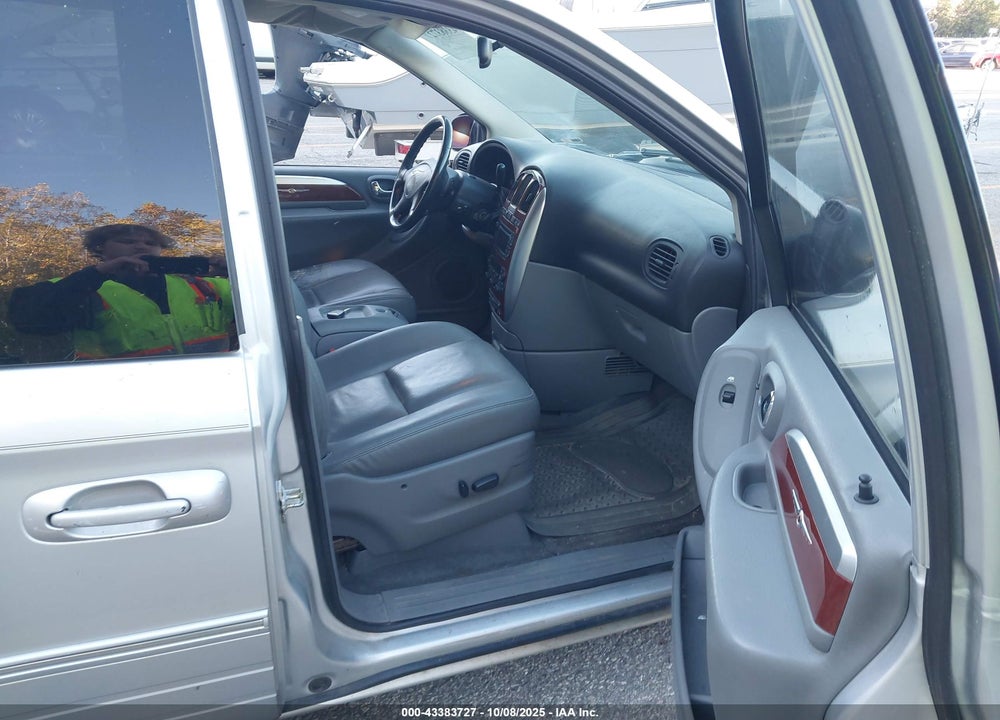 2005 CHRYSLER TOWN & COUNTRY LIMITED VIN: 2C8GP64L75R326892