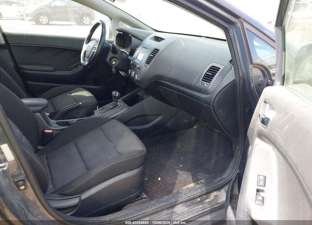 2016 KIA FORTE VIN: KNAFX5A8XG5493106