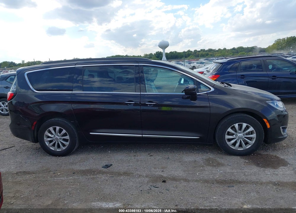 2017 CHRYSLER PACIFICA TOURING L VIN: 2C4RC1BG8HR525825