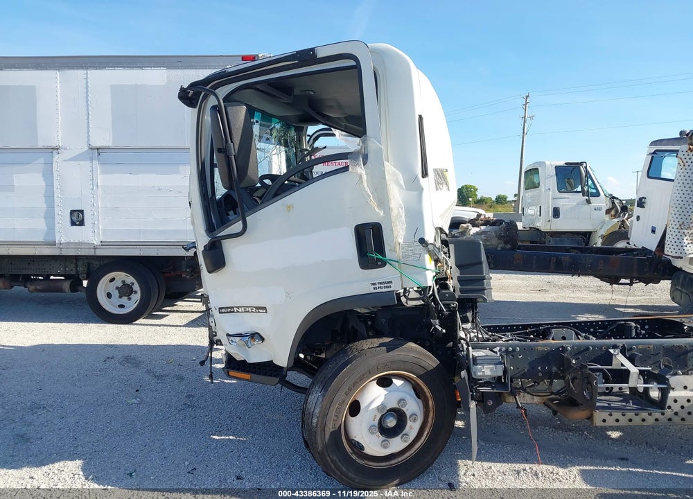 2022 ISUZU NPR HD VIN: 54DC4W1D0NS203421