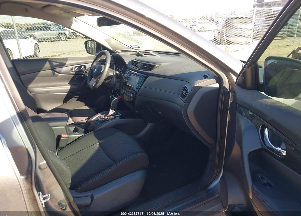 2018 NISSAN ROGUE SV VIN: KNMAT2MT8JP584782