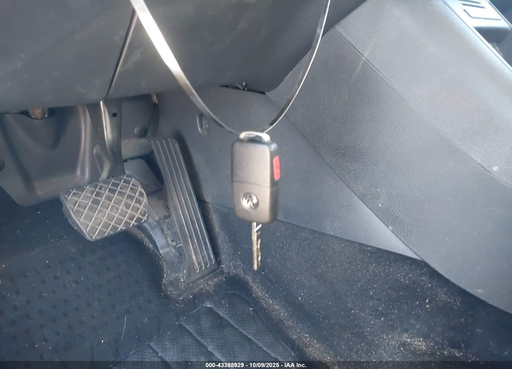 2017 VOLKSWAGEN TIGUAN VIN: WVGBV7AX0HK046115