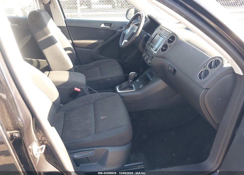 2017 VOLKSWAGEN TIGUAN VIN: WVGBV7AX0HK046115