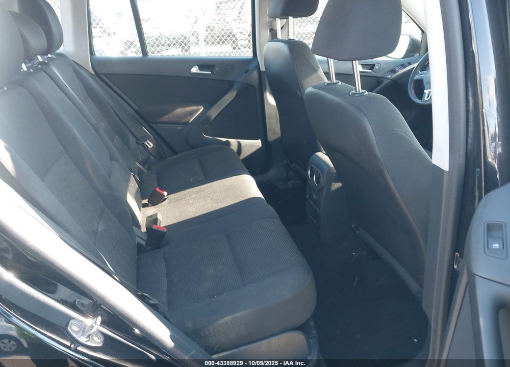 2017 VOLKSWAGEN TIGUAN VIN: WVGBV7AX0HK046115