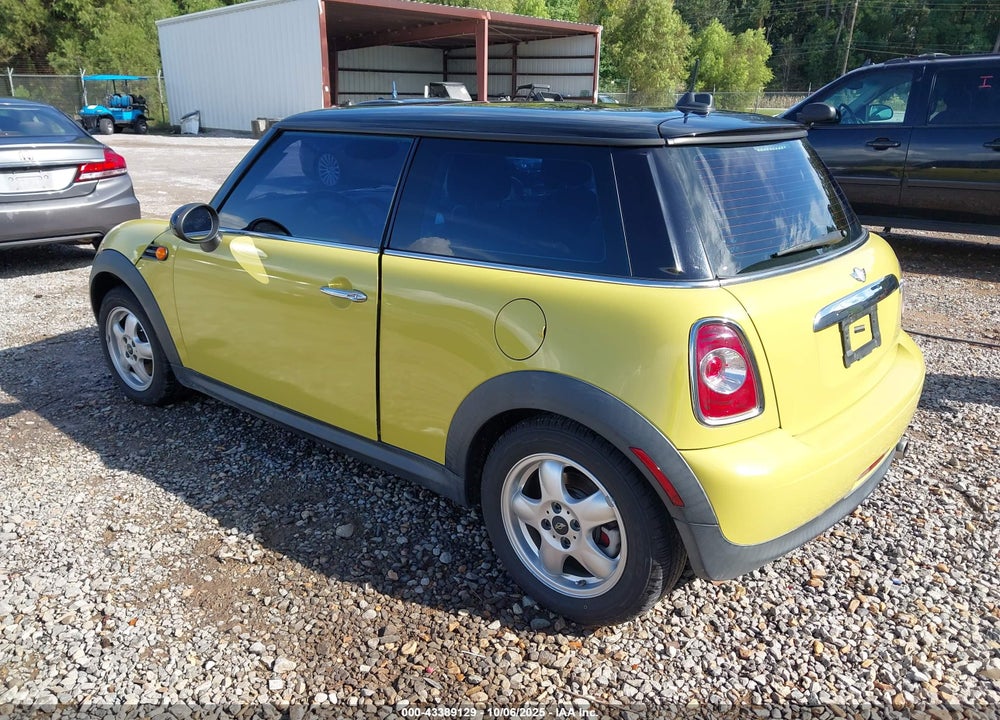 2011 MINI COOPER VIN: WMWSU3C57BT099419