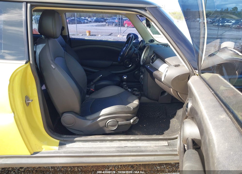2011 MINI COOPER VIN: WMWSU3C57BT099419