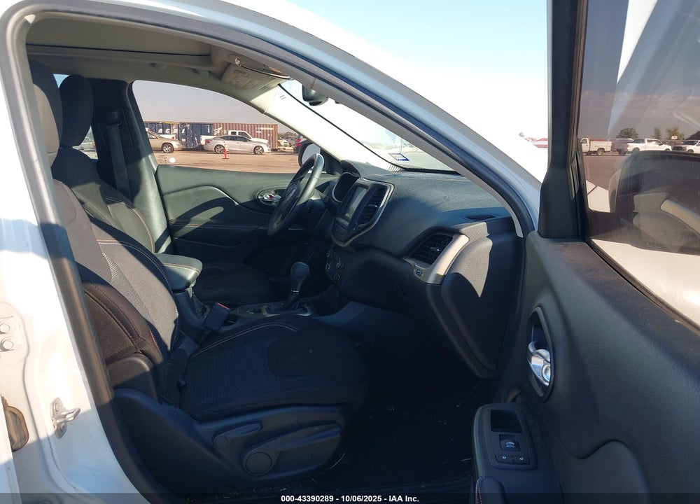 2017 JEEP CHEROKEE VIN: 1C4PJLCB8HW572484