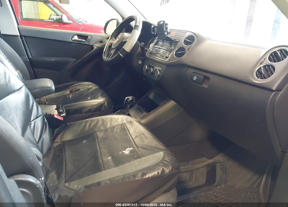 2011 VOLKSWAGEN TIGUAN VIN: WVGBV7AX5BW506451
