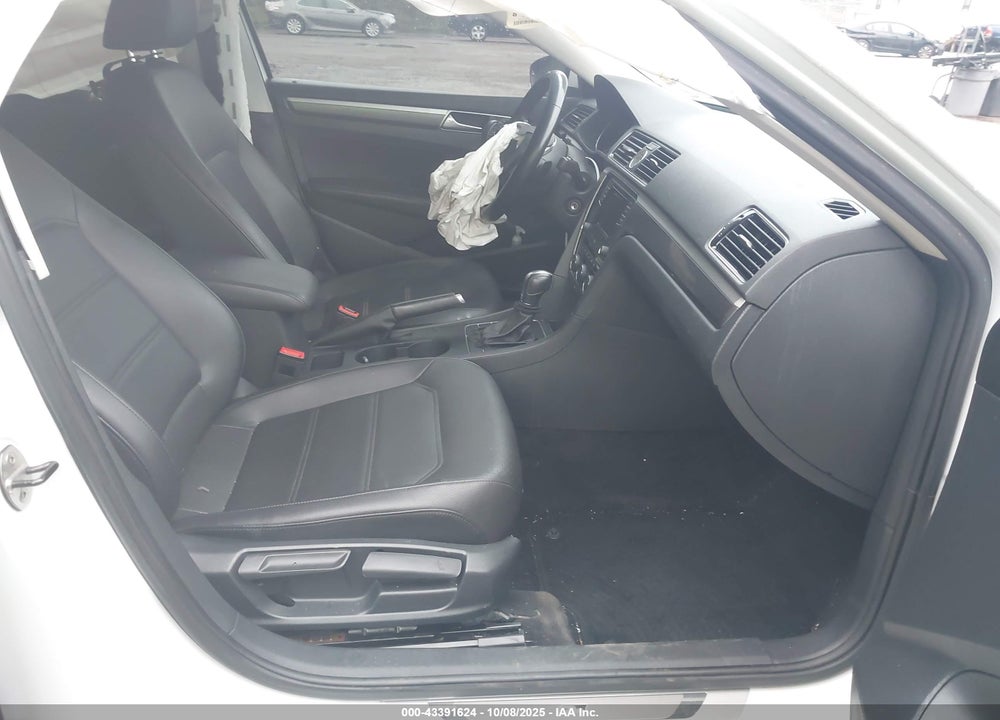 2016 VOLKSWAGEN PASSAT VIN: 1VWAT7A35GC031778