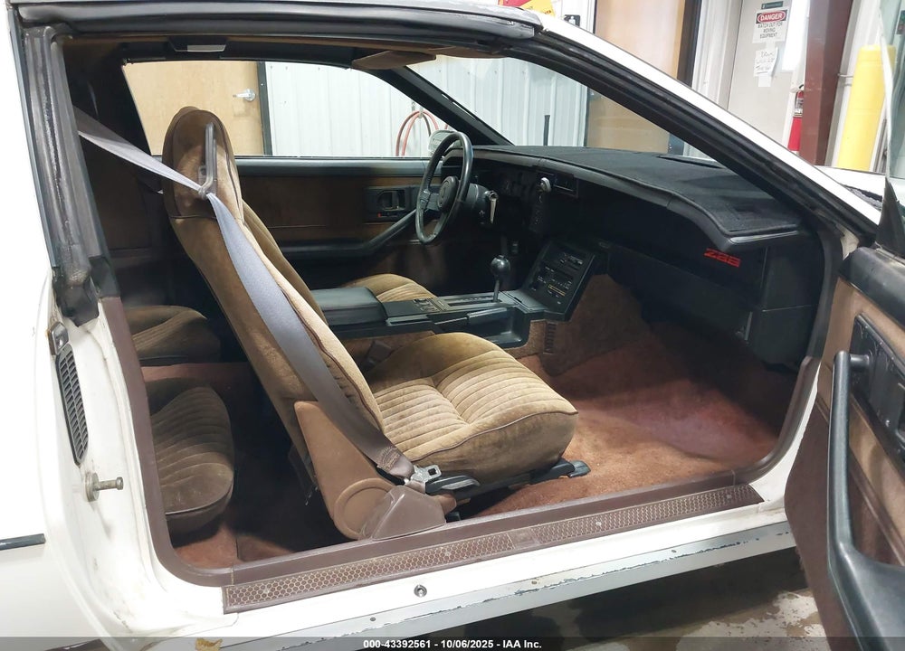 1983 CHEVROLET CAMARO VIN: 1G1AP87H8DN128448