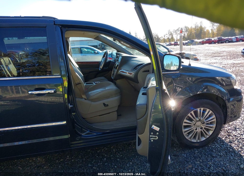2013 CHRYSLER TOWN & COUNTRY VIN: 2C4RC1CG0DR736977