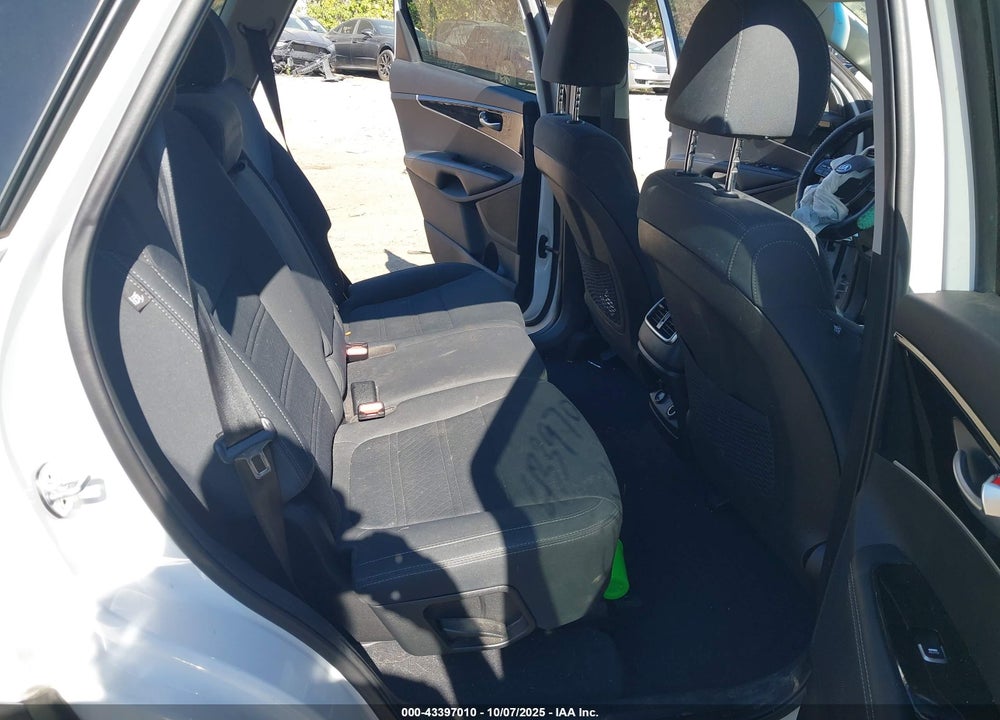 2019 KIA SORENTO VIN: 5XYPG4A34KG500878