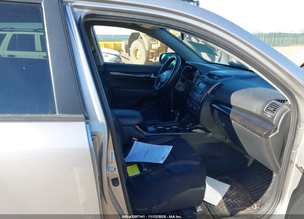 2015 KIA SORENTO LX V6 VIN: 5XYKTDA72FG649501