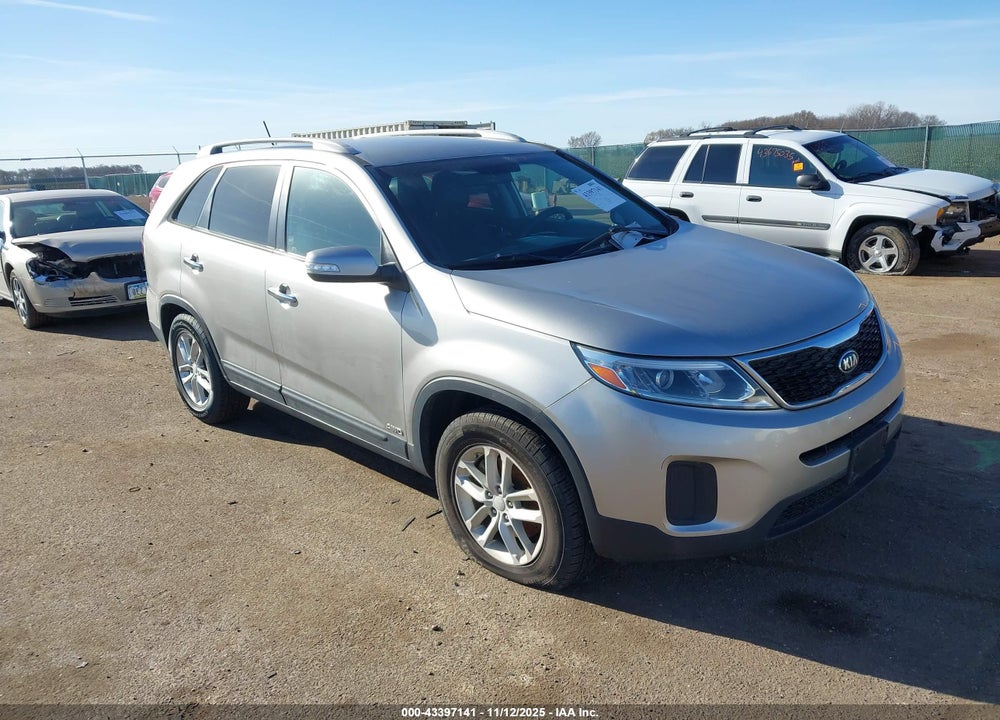 2015 KIA SORENTO LX V6 VIN: 5XYKTDA72FG649501