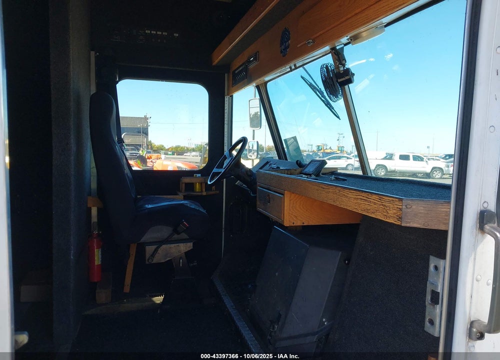 1999 WORKHORSE CUSTOM CHASSIS FORWARD CONTROL CHASSIS P3500 VIN: 5B4KP32R1X3310058