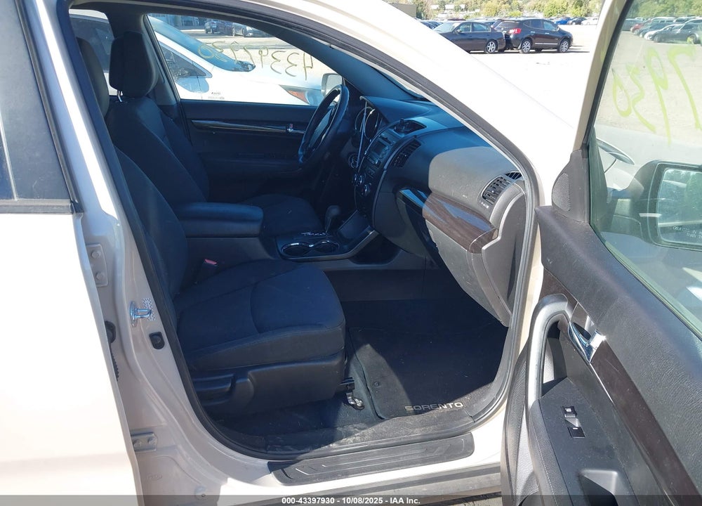 2011 KIA SORENTO VIN: 5XYKT4A15BG091035
